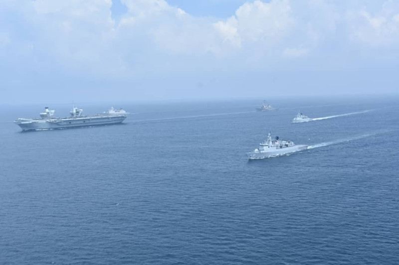 英「伊麗莎白女王號」航空母艦（左）戰鬥群穿越麻六甲海峽朝向南海前進。   圖：翻攝自馬來西亞皇家海軍推特