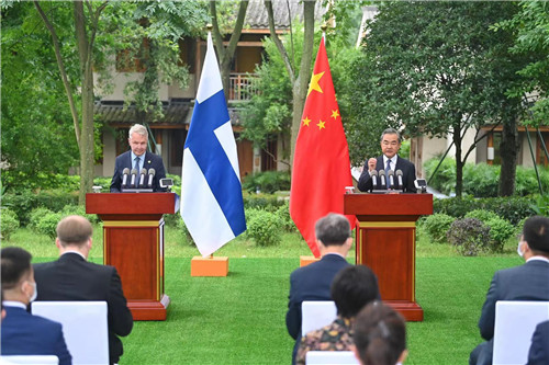 中國外交部長王毅昨（25）日與芬蘭外交部長在四川成都進行會談。   圖：翻攝自中國外交部
