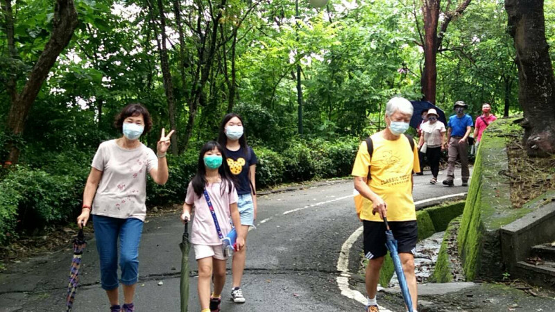 遊客全家大小遊虎頭埤全程配戴口罩。   圖：台南觀旅局