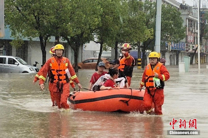 颱風煙花造成浙江沿海一帶多處嚴重淹水，消防人員出動橡皮艇救援。   圖 : 翻攝自中新網