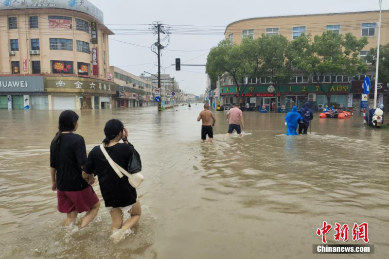 颱風煙花造成浙江沿海一帶多處嚴重淹水。   圖 : 翻攝自中新網