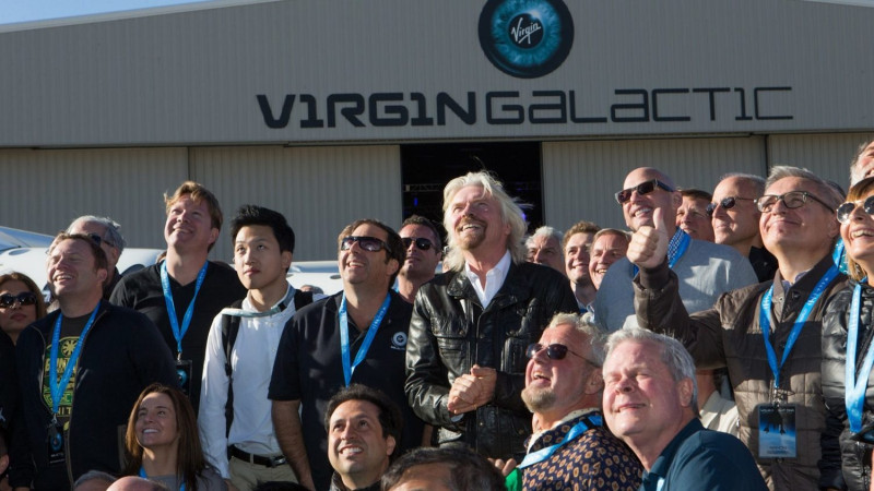 維珍銀河（Virgin Galactic）創辦人布蘭森（圖中銀色長髮者）宣布公司將展開第二次太空飛行測試。   圖：取自官網