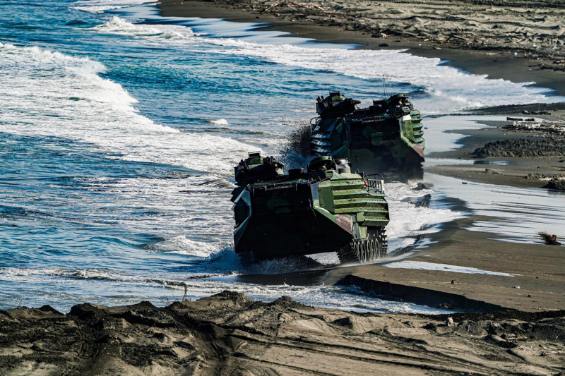 海軍陸戰隊「110年聯合登陸作戰訓練」，AAV7攻上灘頭。   圖：翻攝中華民國海軍臉書