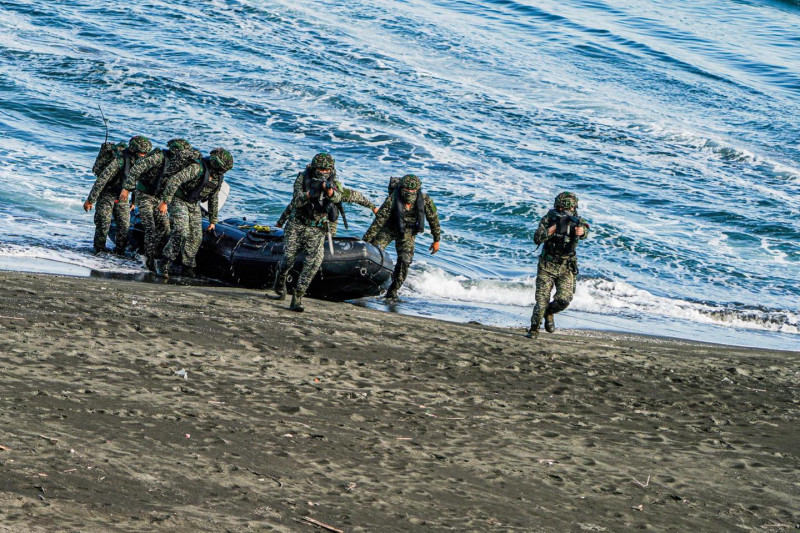 海軍陸戰隊登陸突擊艇搶灘登岸。   圖：翻攝中華民國海軍臉書