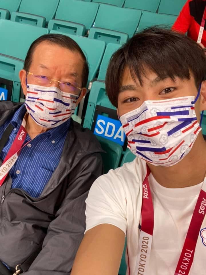 謝長廷與台灣柔道選手楊勇緯的自拍合照，讓網友們直呼羨慕。   圖：取自謝長廷臉書