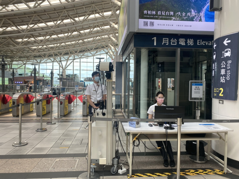 疫情期間高鐵站及車內禁止飲食，並全程配戴口罩。   圖：台灣高鐵／提供