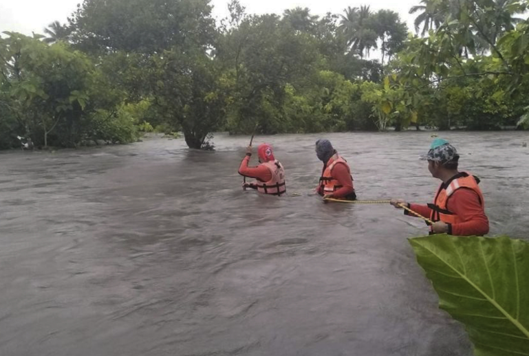 菲律賓國家減災管理委員會（NDRRMC）今日宣告，菲律賓首都地區馬尼拉及周邊地帶連日遭遇季風暴雨及持續降水，導致7個地區超7.2萬人無家可歸。   圖：翻攝自海外網