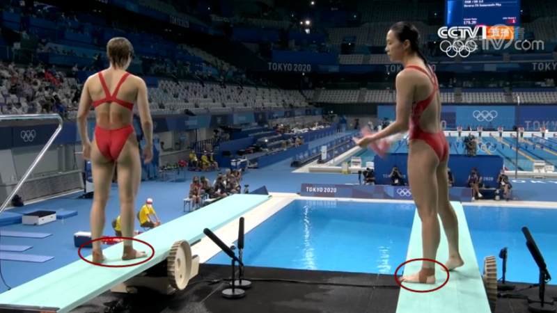 東京奧運看著這兩位選手腳纏繃帶參與跳水比賽，解說員都忍不住哽咽。   圖：翻攝自環球網
