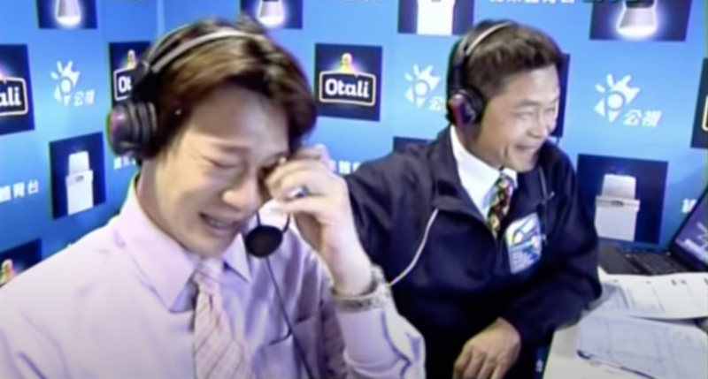 徐展元8年前淚灑播報台，一邊擦眼淚一邊哭喊「真的好想贏韓國」，成為往後台韓大戰必喊的口號。   圖：翻攝自Youtube
