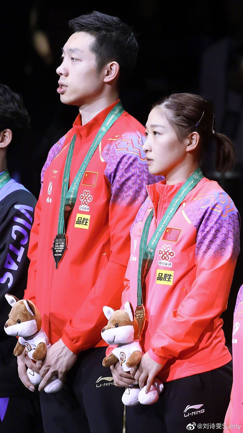 中國選手許昕、劉詩雯在頒獎台上難掩失落神情。   圖：翻攝微博