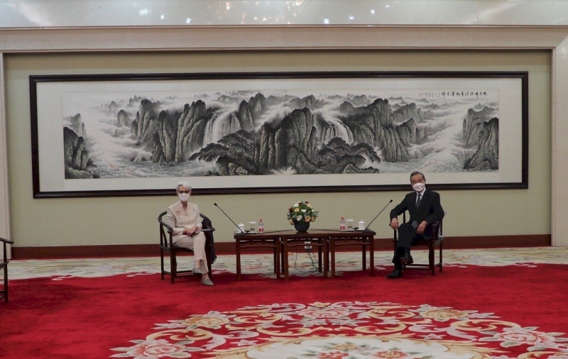 中國國務委員兼外交部長王毅26日在天津會見美國國務院常務副國務卿謝爾曼。   圖：翻攝美國國務院