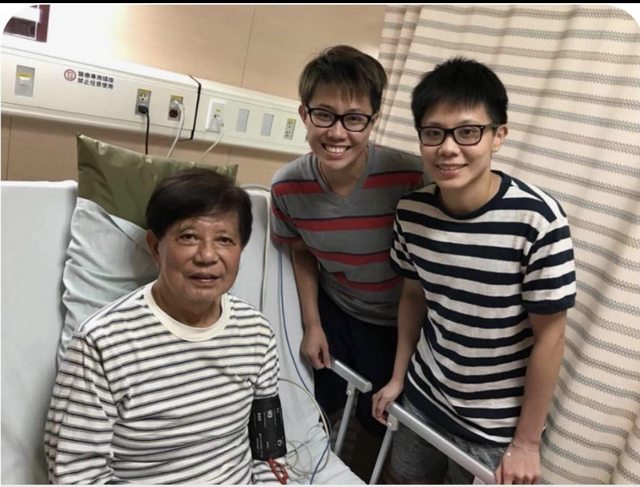 爆料網友Po出鄭怡靜跟姊姊在啟蒙恩師林忠雄住院時去探望的照片。   圖：翻攝PTT八卦版