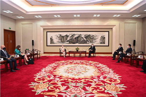 美國第一副國務卿謝爾曼（左三起）與中國外交部長王毅26日在天津會談，中方向美提出「糾錯清單」。   圖：翻攝自中國外交部