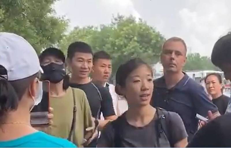 《德國之聲》駐北京記者貝林格到河南鄭州採訪時遭群眾包圍「公審」。   圖：翻攝Mathias Bölinger推特