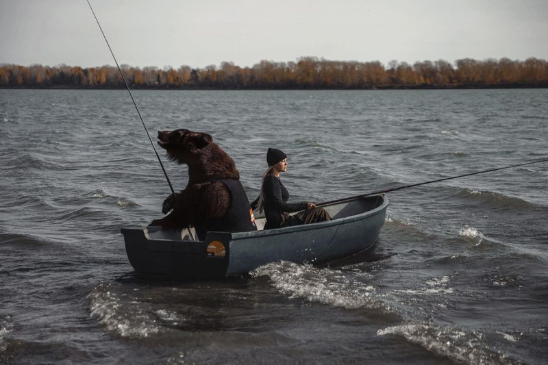 女子與棕熊一起拿釣竿在船上釣魚　網驚：畫面太夢幻！   圖／IG@ Fishing_veronika