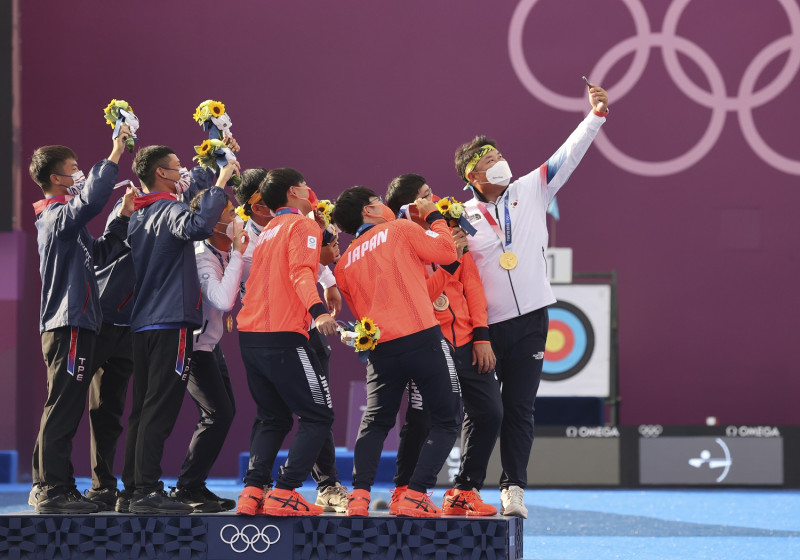男團射箭賽後，台日韓選手一起開心在頒獎台拍照。   圖:達志影像/美聯社