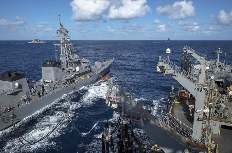 「護身軍刀」跨國軍演，美澳海軍進行海上動態補給作業。   圖：翻攝U.S. Pacific Fleet推特