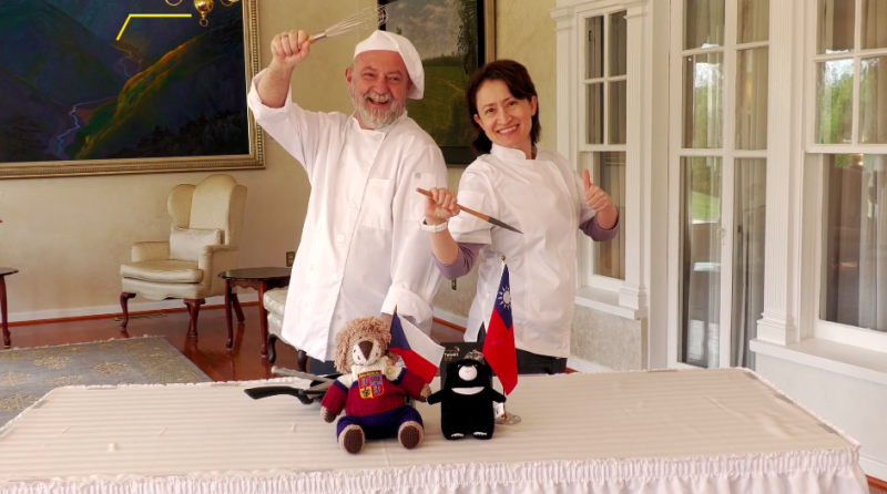 駐美代表蕭美琴以及捷克駐美大使柯蒙尼契克（Hynek Kmoníček）一起拍片切磋廚藝。   圖：翻攝自台灣駐美國代表處YouTube