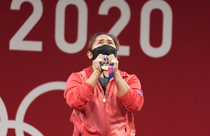 菲律賓舉重女將迪亞茲為菲律賓摘下奧運史上第一面金牌。   圖：翻攝自人民視覺網
