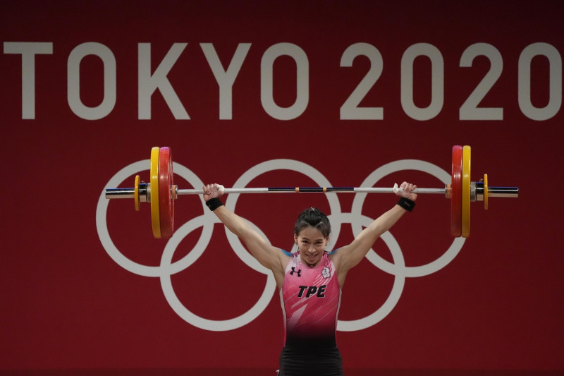 「舉重女神」郭婞淳在東奧運女子59公斤級舉重賽事摘下金牌，靠的是一股不服輸的精神和堅持苦練的態度。   圖:達志影像/美聯社