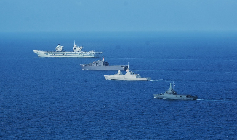 英國海軍「伊麗莎白女王號」航母打擊群與新加坡海軍進行「PASSEX」演習。   圖：翻攝Republic of Singapore Navy臉書
