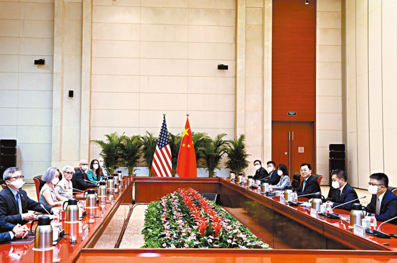 美國副國務卿謝爾曼昨天（26日）和中國外交部長王毅、副外交部長謝鋒在天津舉行會談。   圖：翻社自新華社