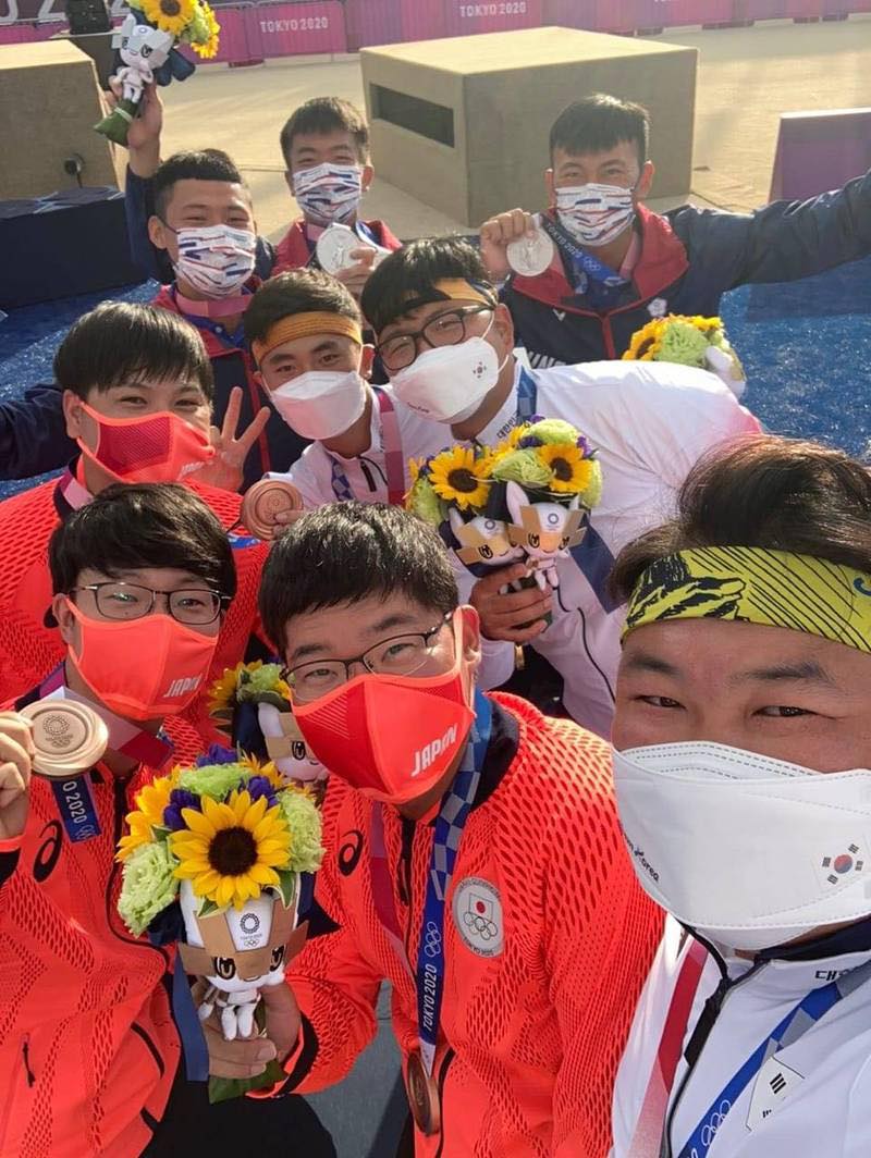 射箭男團韓台日奪牌選手自拍照。   圖：翻攝亞洲射箭聯盟