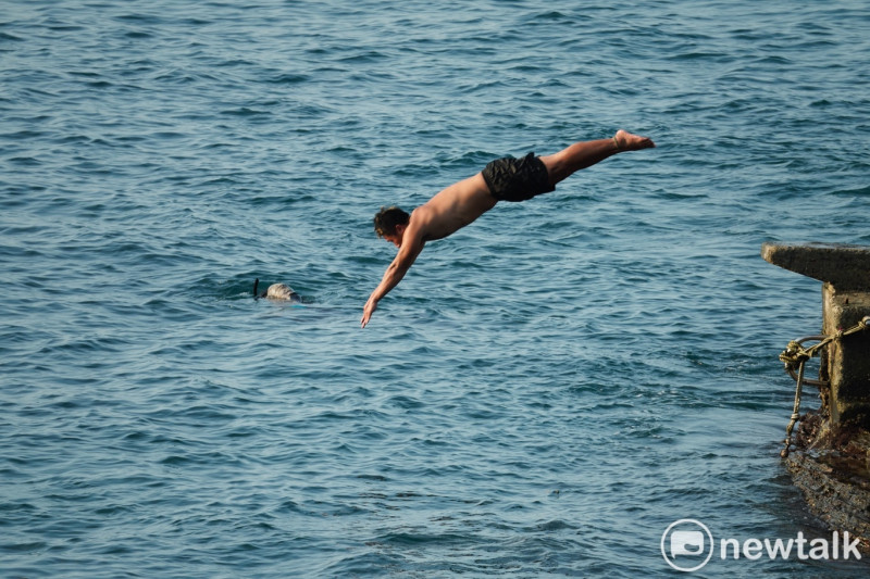 基隆外木山濱海風景區也有不少遊客游泳戲水。   圖：張良一/攝