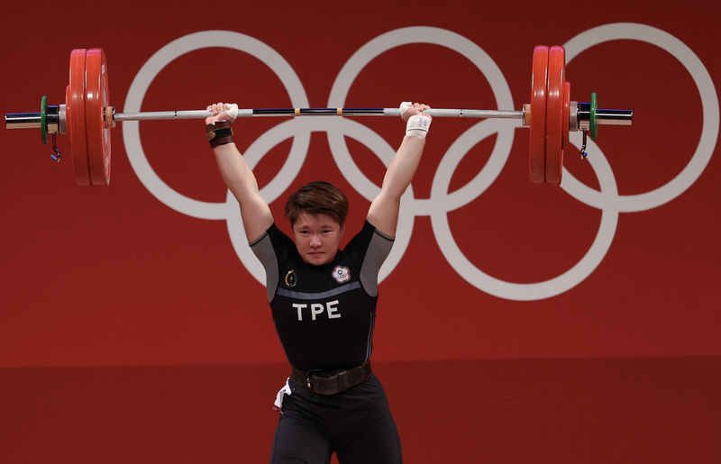 東京奧運女子舉重64公斤級賽事27日晚間登場，首闖奧運的台灣舉重好手陳玟卉在強敵環伺之下，終場以抓舉103公斤、挺舉127公斤、總和230公斤的成績為台灣再奪一面銅牌。   圖：中央社提供