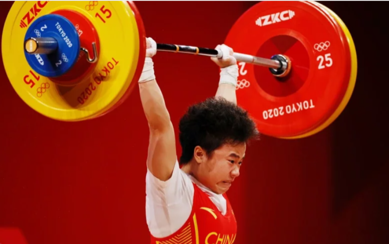 東京奧運女子舉重49公斤金牌中國選手侯志慧疑似藥檢有問題，遭到主辦單位留置觀察。   圖：翻攝中新網