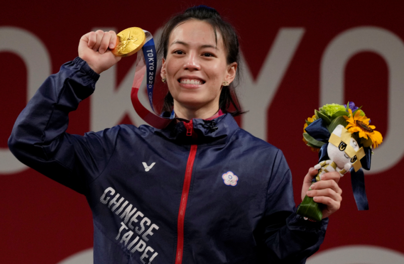 舉重選手郭婞淳在東京奧運為台灣奪下首面金牌。   圖：美聯社/達志影像