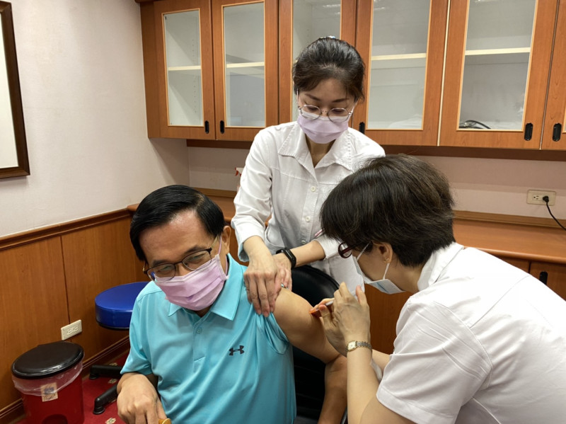 前總統陳水扁於5月13日打了第一劑AZ疫苗後，今(28)天上午在陳順勝醫師安排下，到高雄長庚醫院接種第二劑。   圖：擷自陳水扁臉書