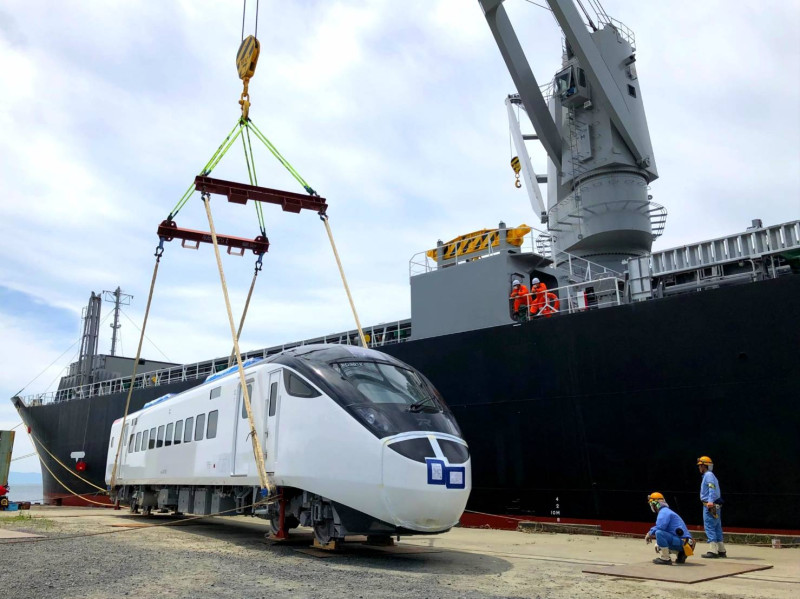 台鐵局表示，EMU3000型城際列車預定於30日（五）在花蓮港卸船。（圖為列車上船畫面）   圖：台鐵局／提供
