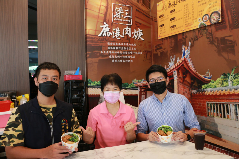 蕭行凱（左）、黃守達（右）協助宣傳梁王鹿港肉焿的愛心特餐。   黃守達服務處/提供