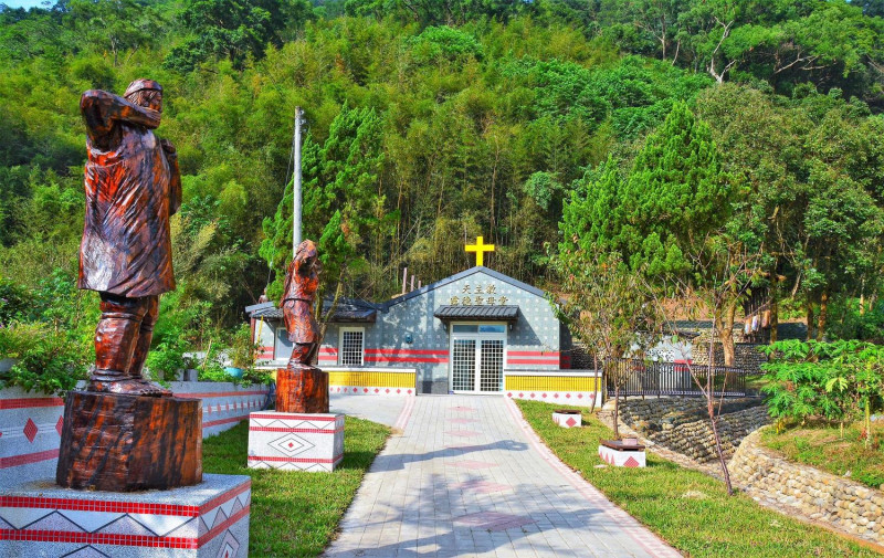 象鼻部落信仰中心「露德聖母堂」，經農村再生協助並與在地國寶藝師共同合作，將泰雅文化自然融入周邊環境，獲2021建築園冶獎肯定。   圖：取自農委會水保局官網。