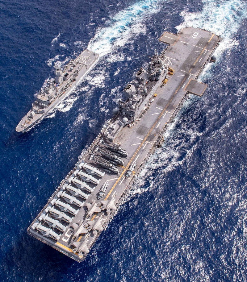 美軍兩棲攻擊艦「美利堅號(LHA-6)」為澳洲護衛艦「Ballarat(FFH-115)」併航加油。   圖：翻攝 U.S. Pacific Fleet推特
