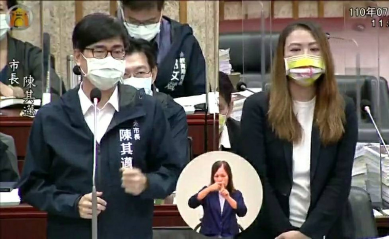 陳其邁(左)表示如議會通過每人紓困5000元，他會表示尊重。   翻攝高市議會臉書直播
