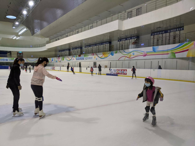 台北小巨蛋冰上樂園8月1日起開放，採學員預約制。   圖：北捷／提供