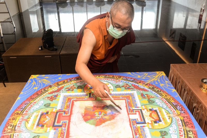 今(28)日世界宗教博物館邀請在台藏僧義喜桑珠進行「觀音沙壇城解界儀式」。   圖：世界宗教博物館提供