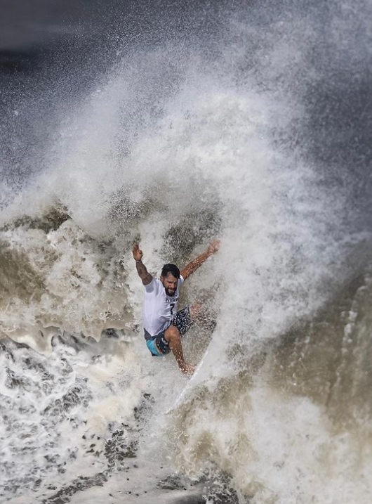 2020東京奧運昨天(27日)舉行衝浪男子金牌賽，巴西選手費瑞拉(Italo Ferreira)比賽途中，衝浪板突然斷裂，最後換衝浪板後，還是奪得冠軍。   圖：翻攝自@jonneroriz Instagram