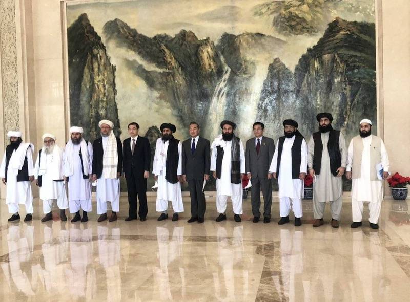 王毅28日在天津會見來訪的阿富汗恐怖組織「塔利班」代表。   圖：翻攝Ahmer Khan推特