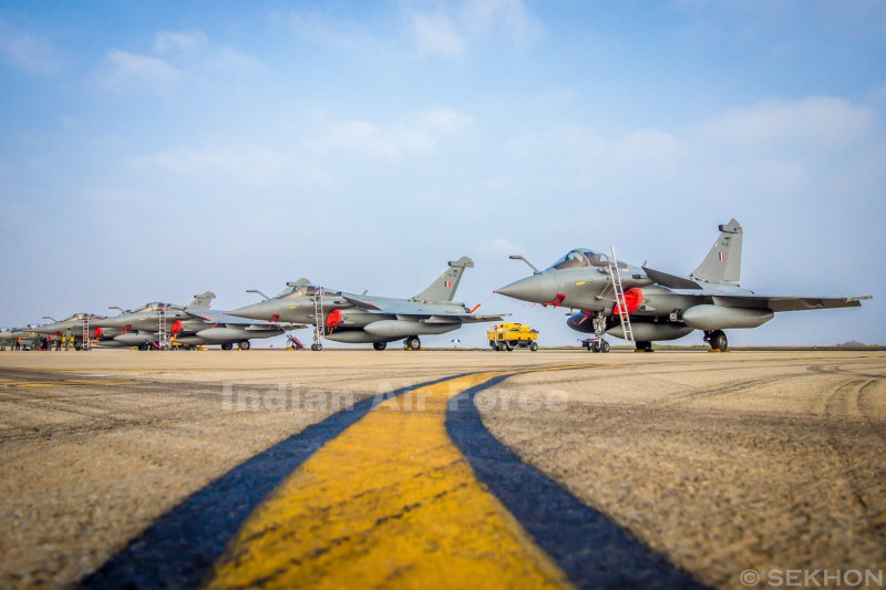 印度向法國採購的飆風戰鬥機已經陸續到位   圖：翻攝自印度空軍推特