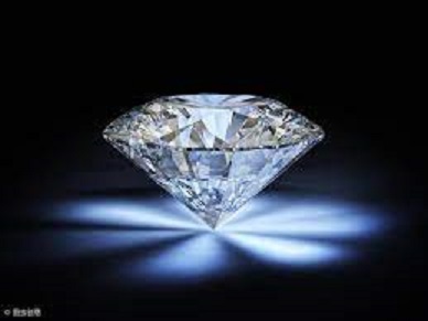露露· 拉卡托斯假裝檢查並估價7顆鑽石，並用鵝卵石掉包。(示意圖)   圖 : 翻攝自每日頭條