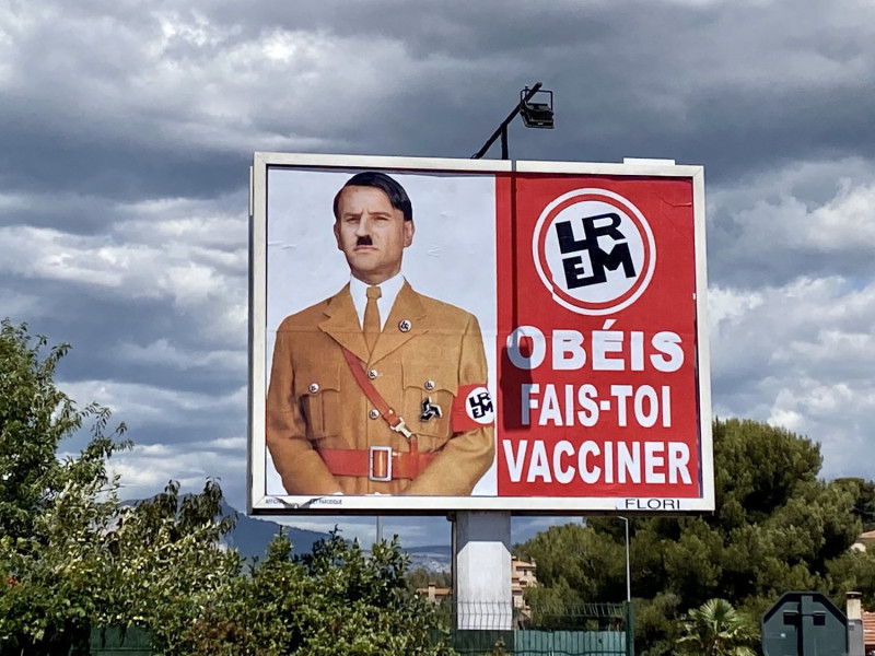 馬克宏的照片被合成在希特勒的照片上 馬克宏打算對海報作者提告   圖：翻攝Flori Michel-Ange 推特