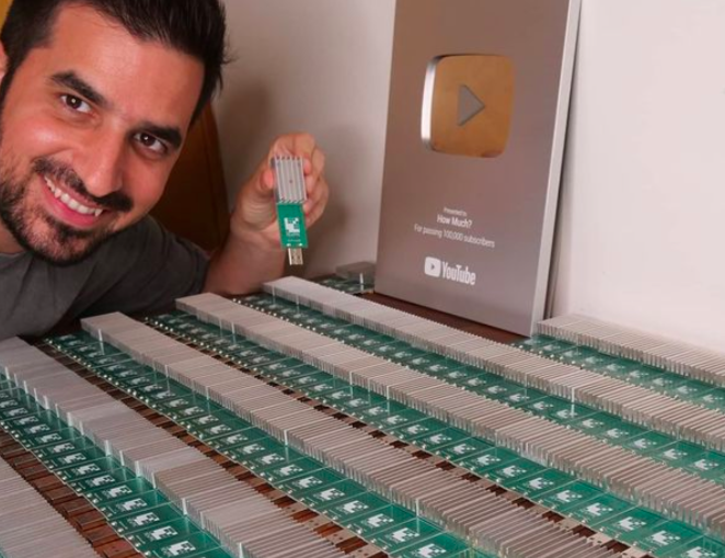 美國網紅Idan Abada靠簡易的USB迷你挖礦機挖比特幣。   圖：翻攝自＠abadaidan IG