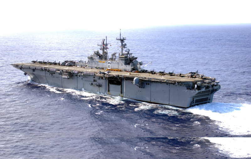 美國海軍發言人羅伯森 (Sean Robertson) 在昨 (29 )日說，美國海軍最近指控一名水手與2020年美國邦霍姆 · 理查號 (Bonhomme Richard) 戰艦上的火災有關。圖為邦霍姆 · 理查號 。   圖：翻攝自維基百科