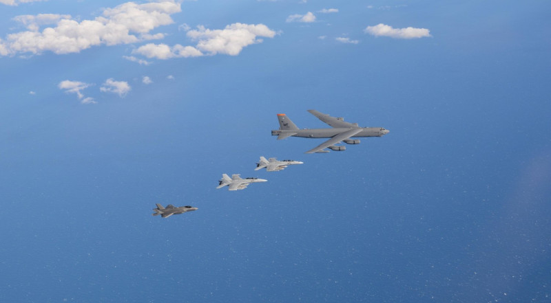 美國B-52戰略轟炸機領隊，澳洲EA-18G「咆哮者」電戰機、F/A-18F「超級大黃蜂」戰鬥機和F-35A「閃電」戰鬥機並排飛行。   圖：翻攝 Talisman Sabre推特
