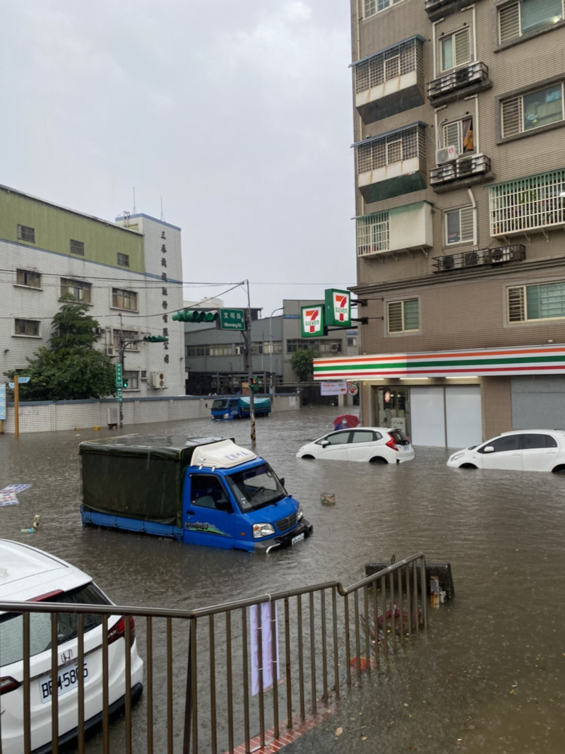 龜山區中午因強降雨，雨水宣洩不及造成淹水。   圖：龜山分局/提供