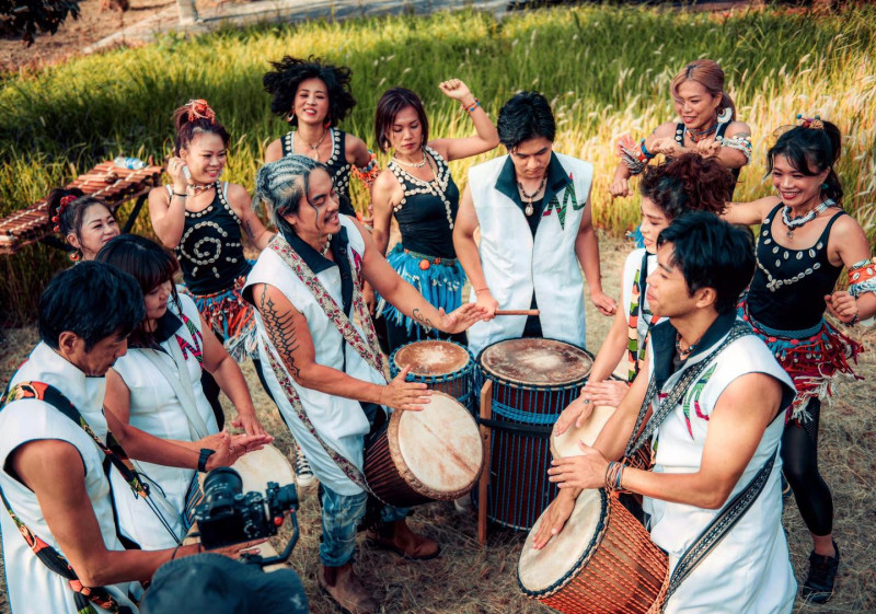 結合傳統非洲樂器與東西方音樂元素的嬉班子表演團隊   圖：新北市文化局提供