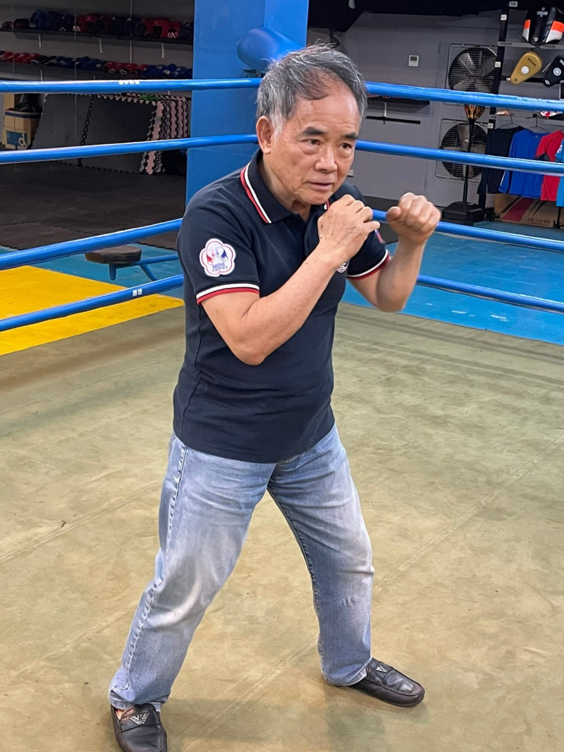 台灣拳擊教父郭枝來打起空拳依然身手矯健，身段異常靈敏。   圖：精實文創提供